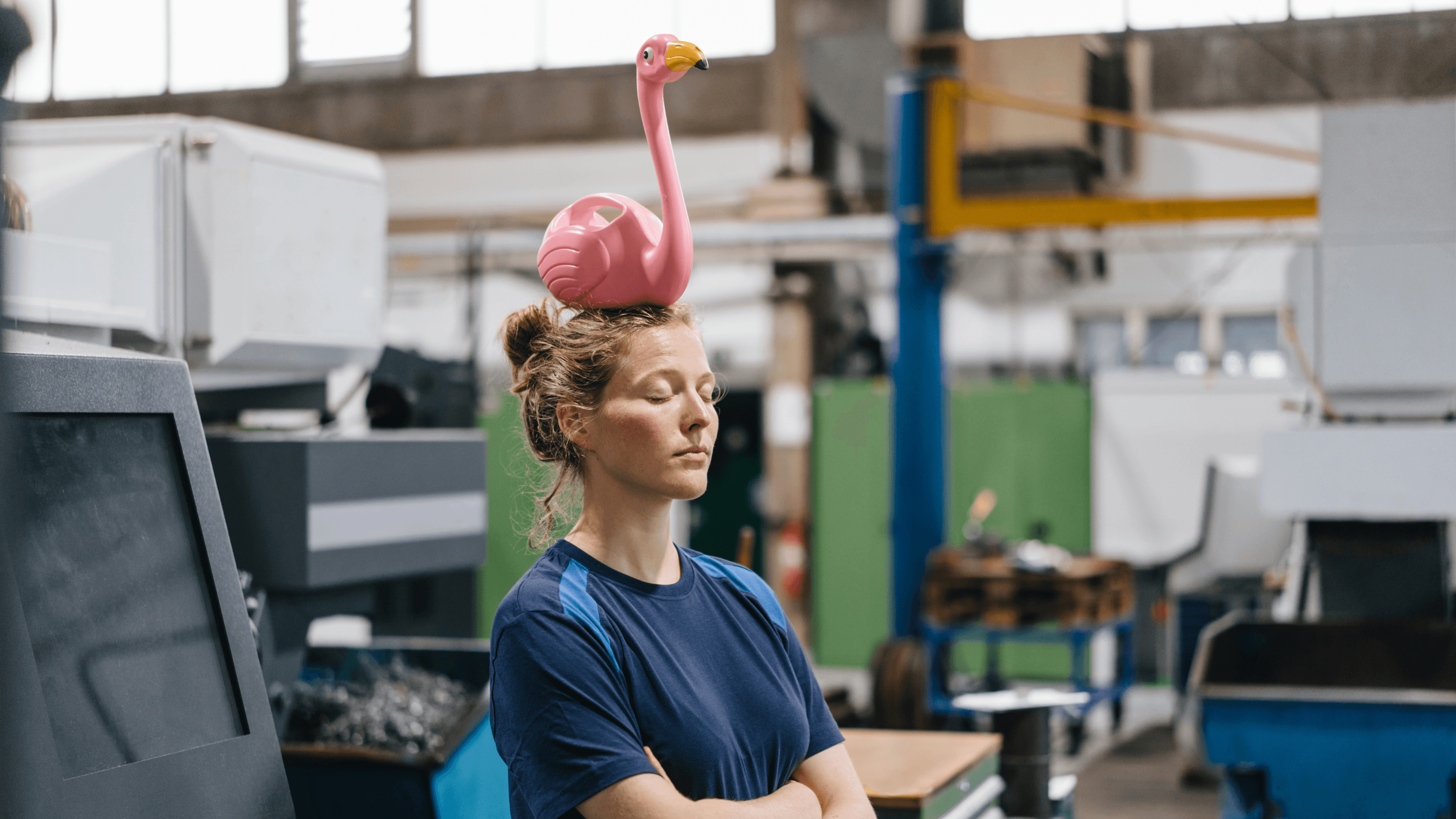Een werknemer met een flamingo op het hoofd